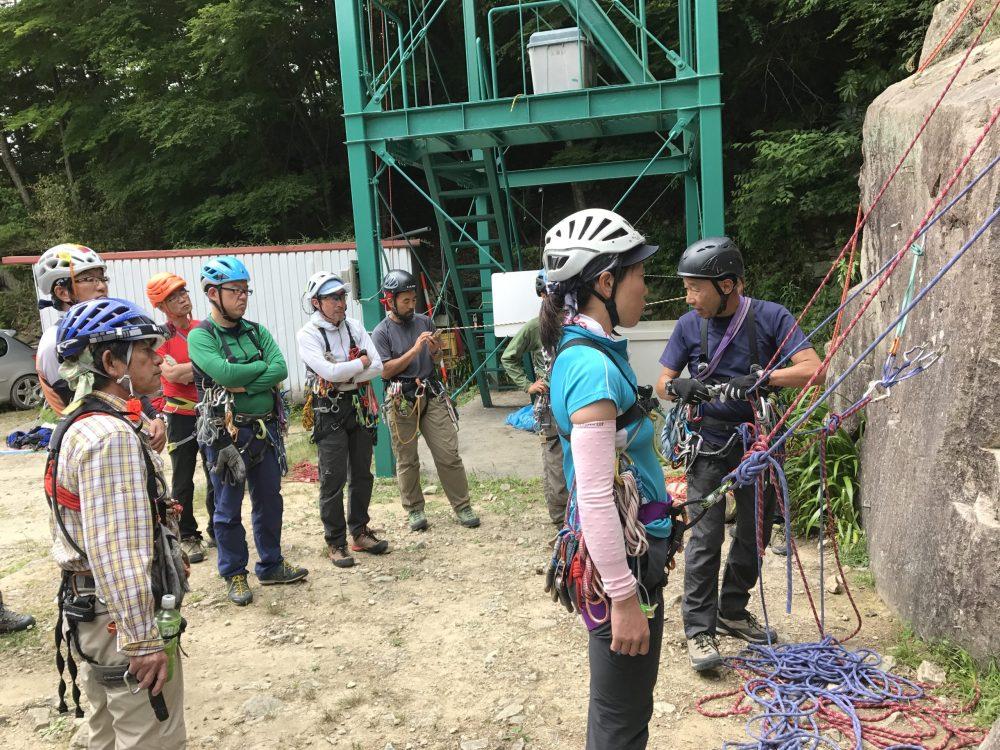 百丈岩やぐらでの基本講習。